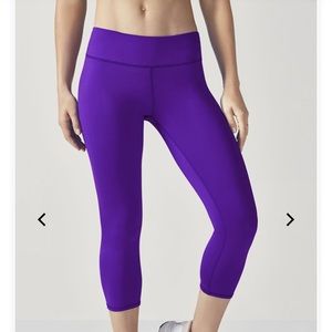NWT. Salar Solid PowerHold Capri